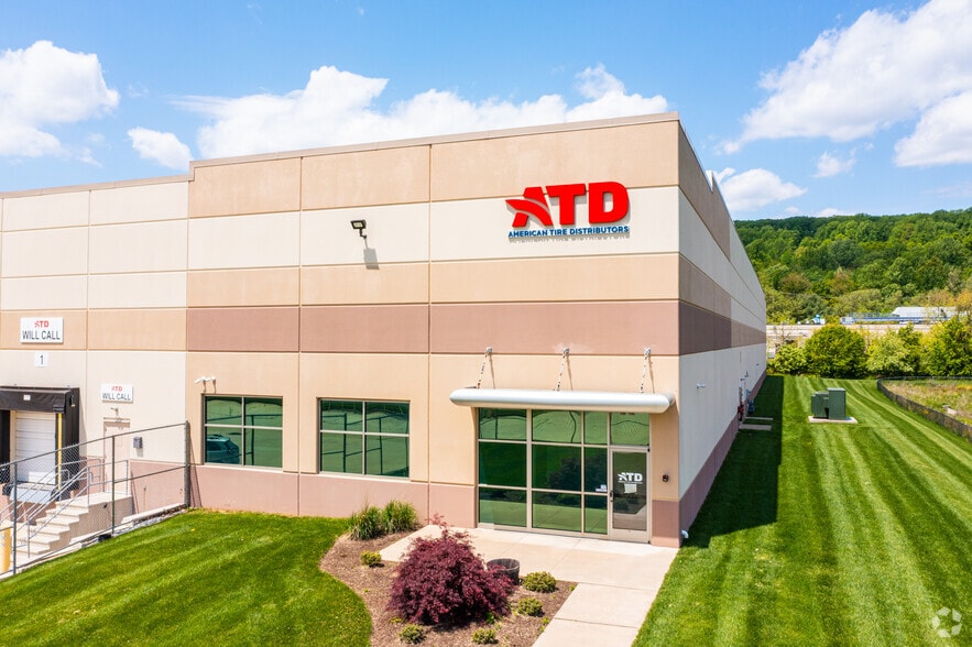 8 Lee Blvd, Malvern, PA for lease - Building Photo - Image 3 of 5