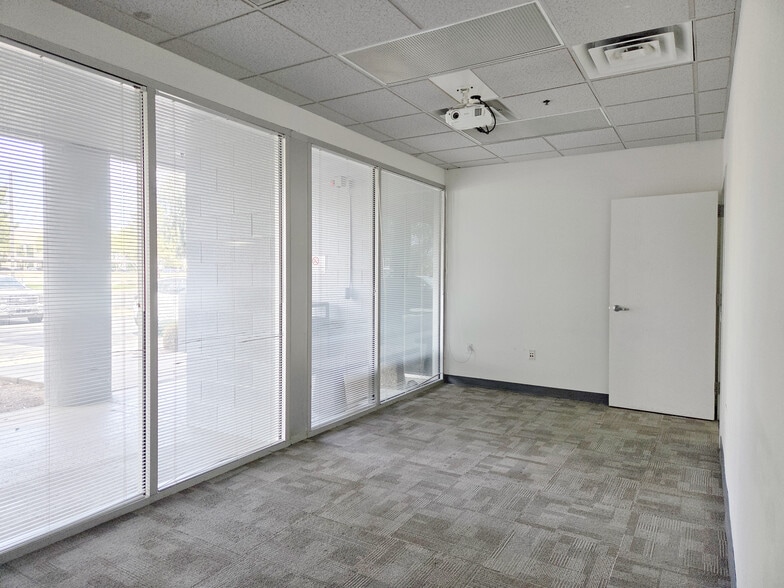 1929 W Lone Cactus Dr, Phoenix, AZ for lease - Interior Photo - Image 2 of 15