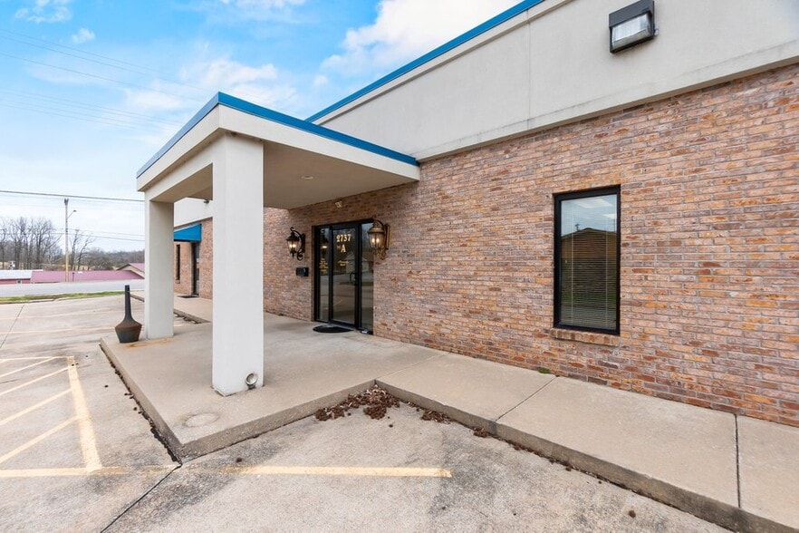 2737 E Jackson Blvd, Jackson, MO for lease - Building Photo - Image 3 of 17