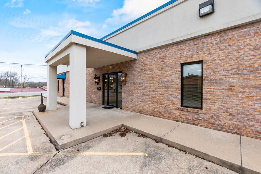 2737 E Jackson Blvd, Jackson, MO à louer - Photo du bâtiment - Image 3 de 17