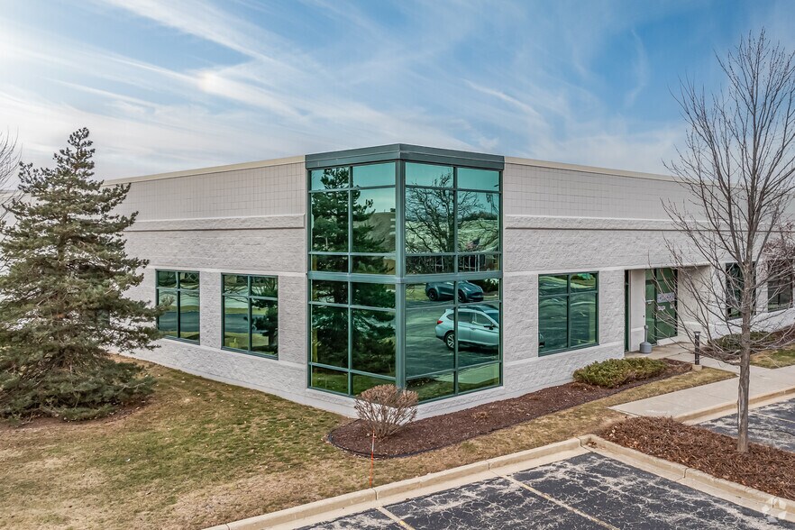 W165 N5815 Ridgewood Dr, Menomonee Falls, WI à louer - Photo du bâtiment - Image 2 de 10