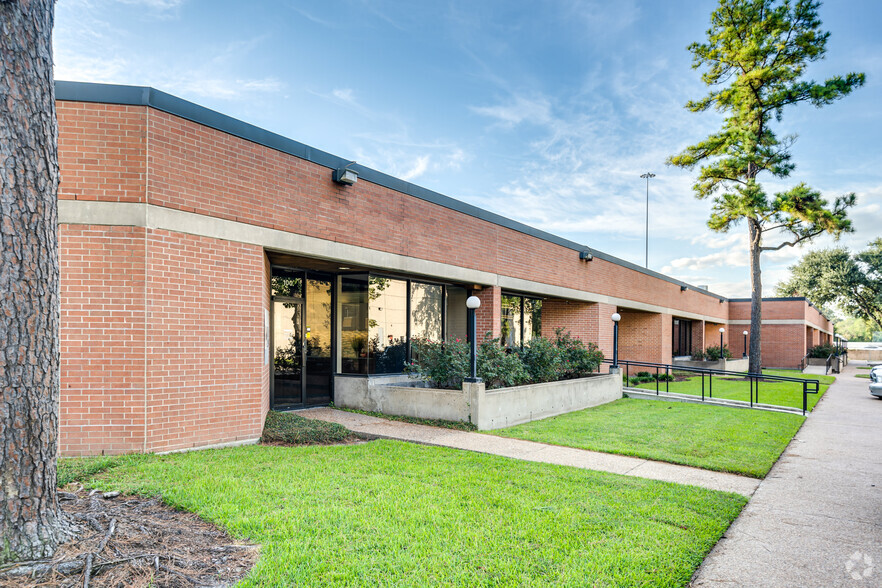 6801 Portwest Dr, Houston, TX for lease - Building Photo - Image 1 of 4