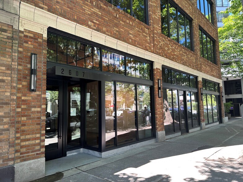 2607 2nd Ave, Seattle, WA à louer - Photo du bâtiment - Image 2 de 5