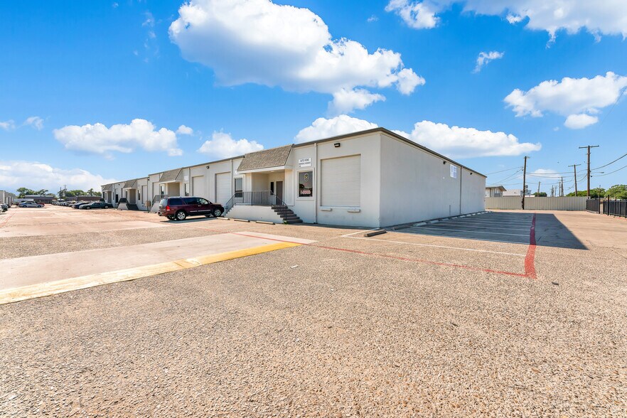 10911 Dennis Rd, Dallas, TX à louer - Photo du bâtiment - Image 2 de 8