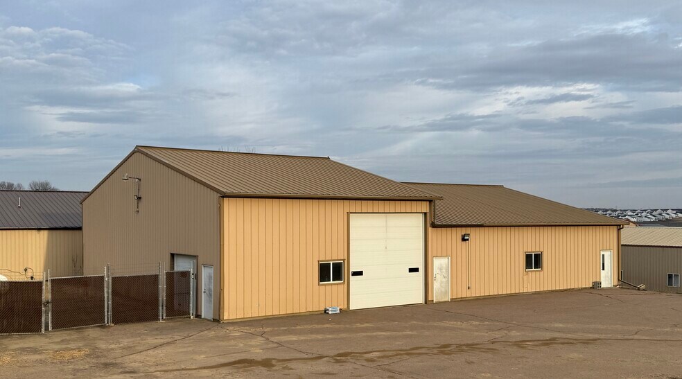 1011 Stoakes Ave, Sioux Falls, SD à louer - Photo du bâtiment - Image 2 de 12