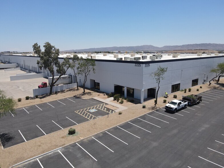 2225 S 43rd Ave, Phoenix, AZ à louer - Photo du bâtiment - Image 2 de 12
