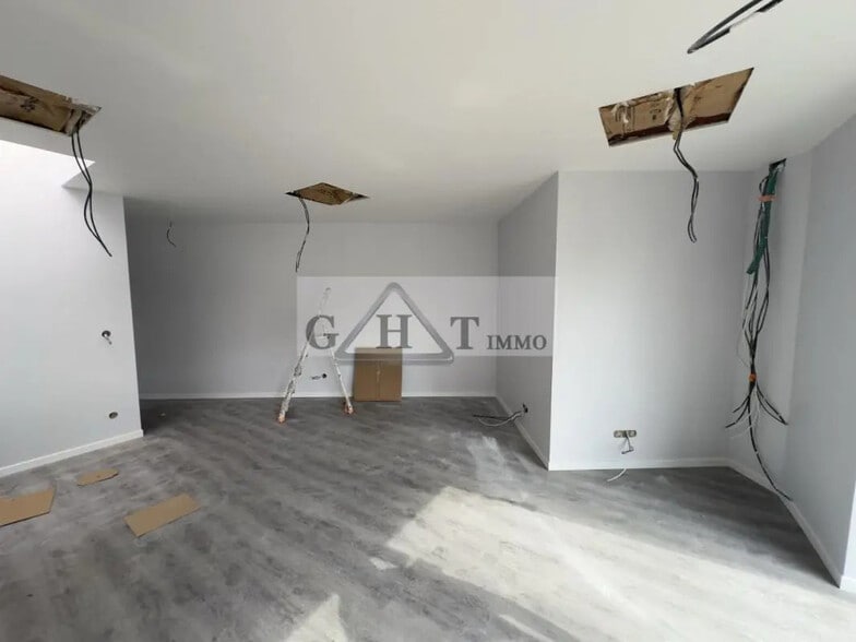 Office in Lisses for lease - Interior Photo - Image 2 of 4