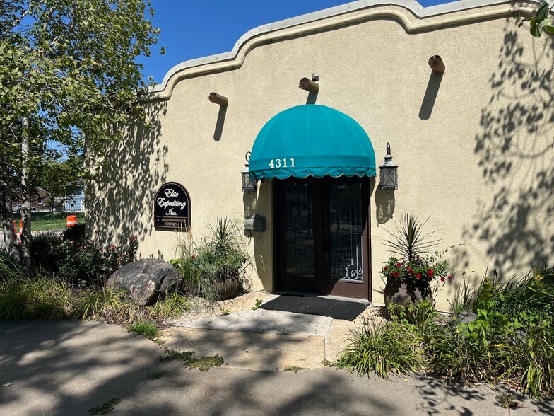 4309 and 4311 SW 9th St portfolio of 2 properties for sale on LoopNet.ca - Building Photo - Image 3 of 21