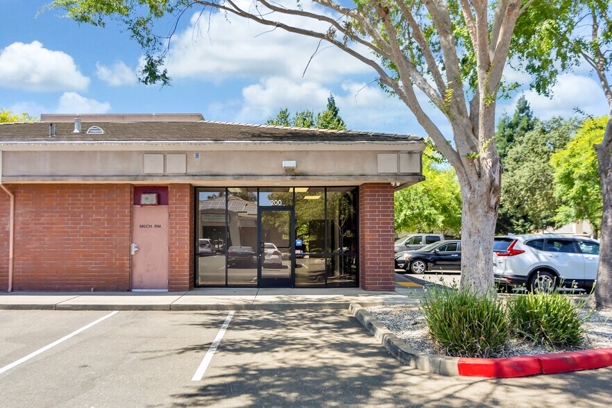 9571 Laguna Springs Dr, Elk Grove, CA à louer - Photo du bâtiment - Image 2 de 16