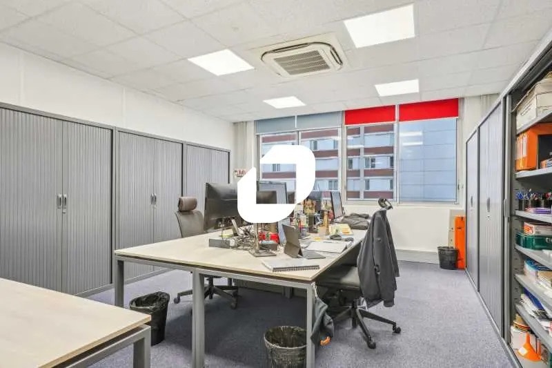 Office in Levallois-Perret for lease - Interior Photo - Image 2 of 9