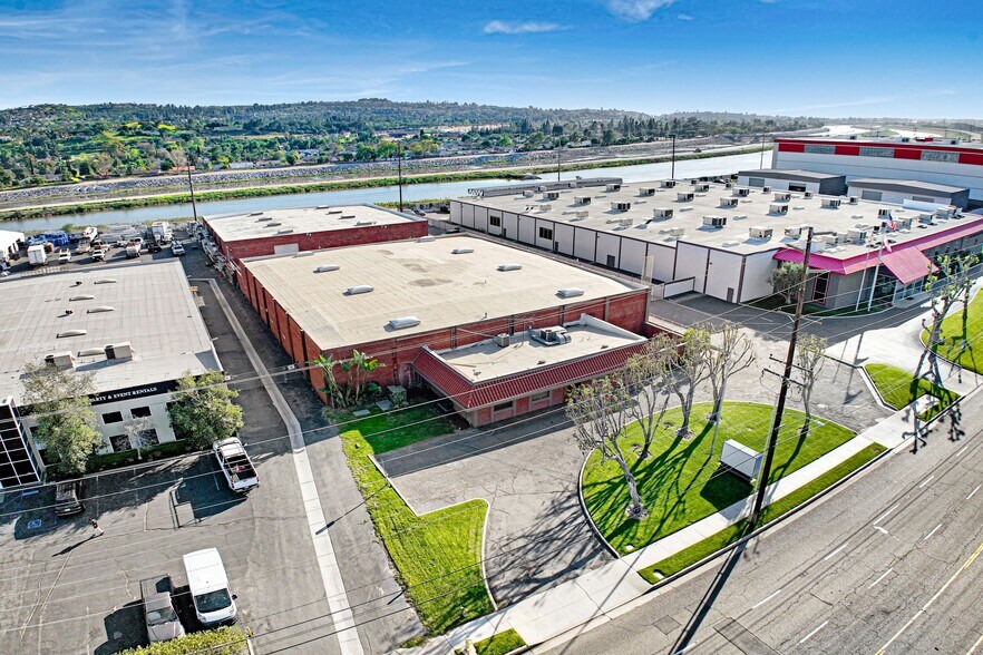 4900 E La Palma Ave, Anaheim, CA à vendre - Photo du bâtiment - Image 1 de 8