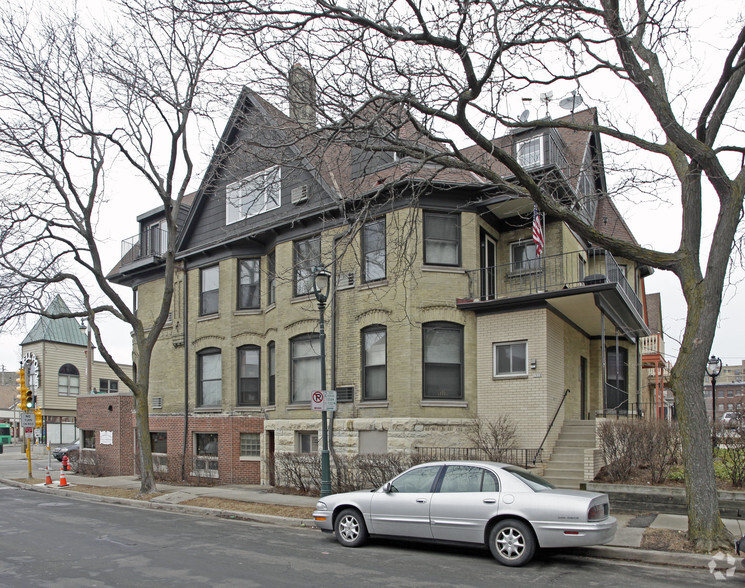 1700 N Farwell Ave, Milwaukee, WI à louer - Photo du bâtiment - Image 2 de 2