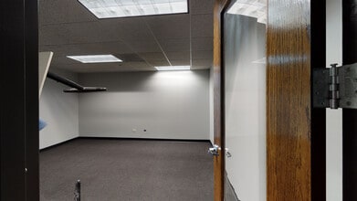 1251 N Plum Grove Rd, Schaumburg, IL à louer Photo intérieure- Image 2 de 11