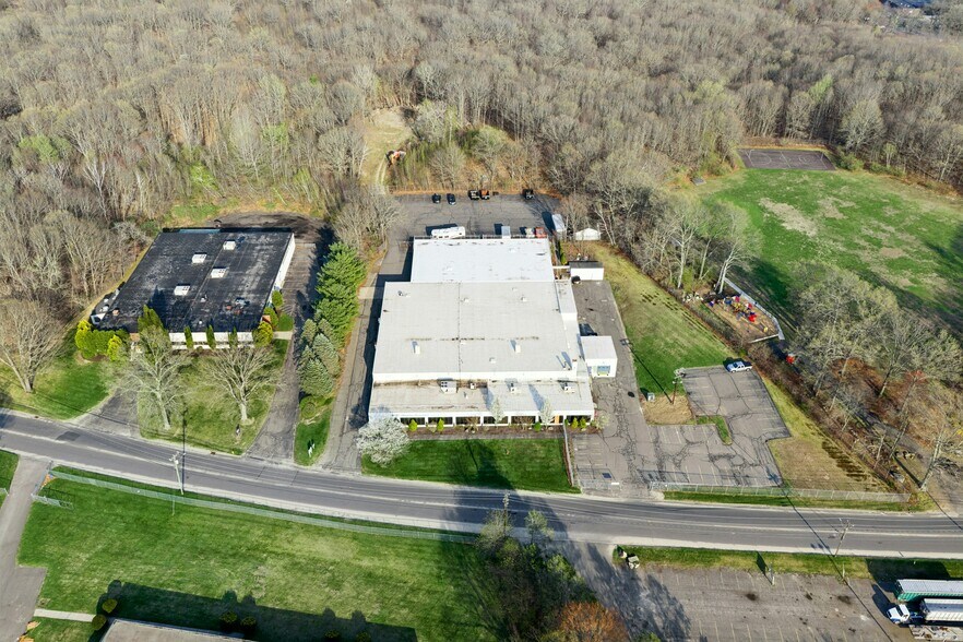 266 Brookside Rd, Waterbury, CT à louer - Photo du bâtiment - Image 2 de 11