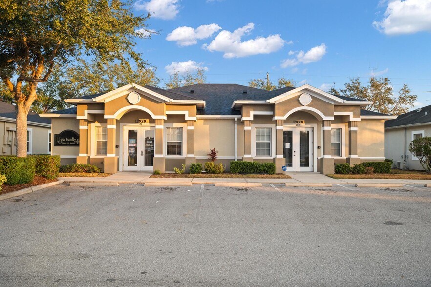 17929 Hunting Bow Cir, Lutz, FL à vendre - Photo du bâtiment - Image 2 de 29