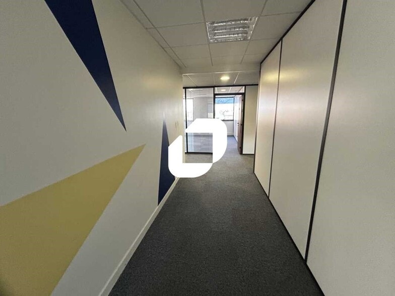 Office in Ermont for lease - Interior Photo - Image 2 of 12
