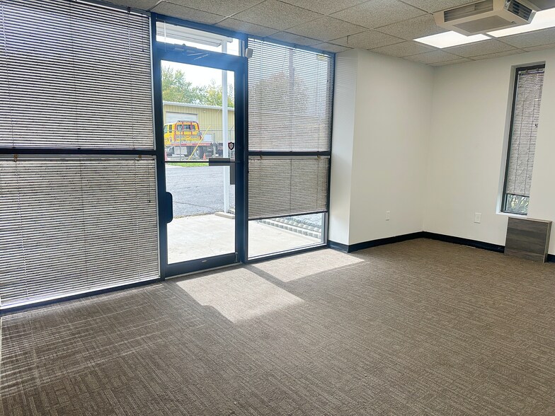 3770 SW South Park Ave, Topeka, KS à louer - Photo du bâtiment - Image 3 de 11