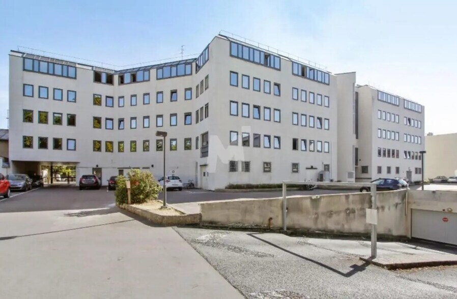 Commerce de détail dans Avon à louer - Photo du bâtiment - Image 2 de 13