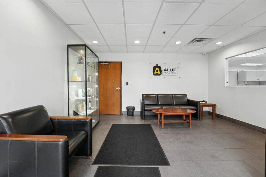 2400 Marilyn Ln, Columbus, OH for lease - Lobby - Image 2 of 10