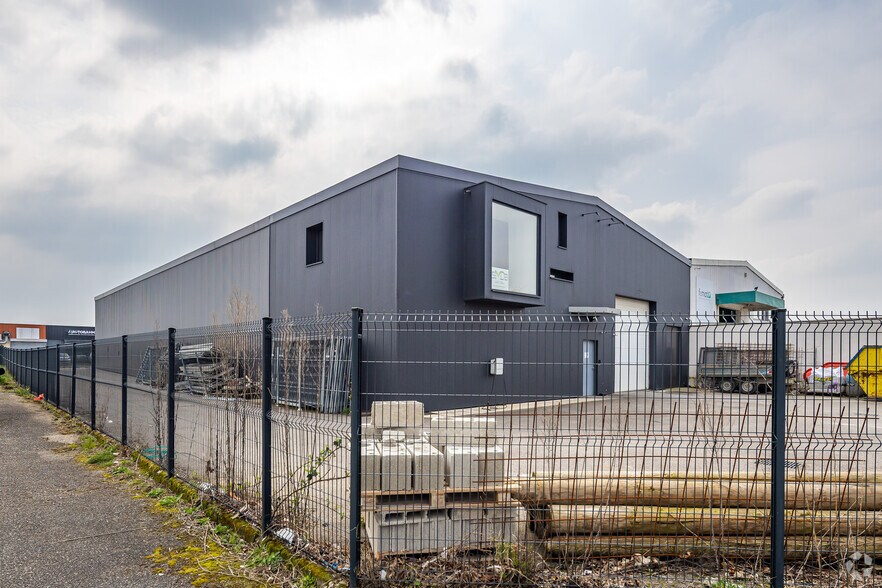 Flex dans Corbas à louer - Photo du bâtiment - Image 2 de 2