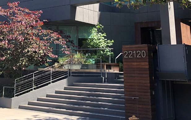 22120 Clarendon St, Woodland Hills, CA à louer - Photo du bâtiment - Image 2 de 8