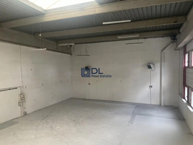 Industrial in Bondy for lease - Interior Photo - Image 2 of 9