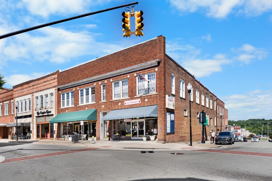 117 N Main St, Roxboro, NC à vendre - Photo principale - Image 1 de 37
