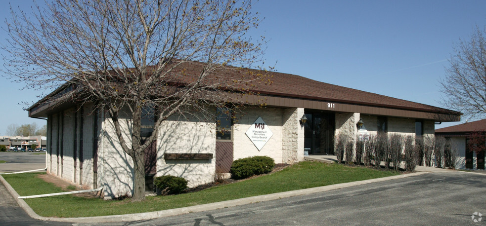 911 N Lynndale Dr, Appleton, WI for lease - Primary Photo - Image 1 of 1