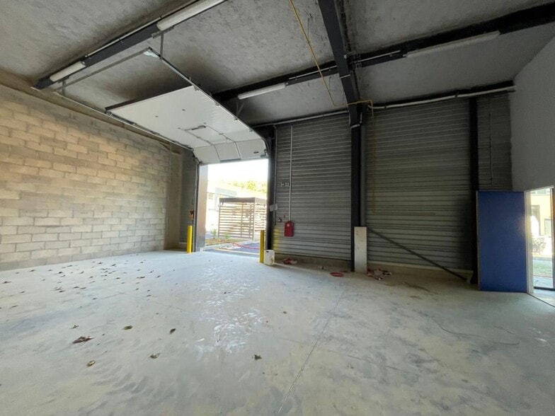 Industrial in Trappes for lease - Interior Photo - Image 3 of 10