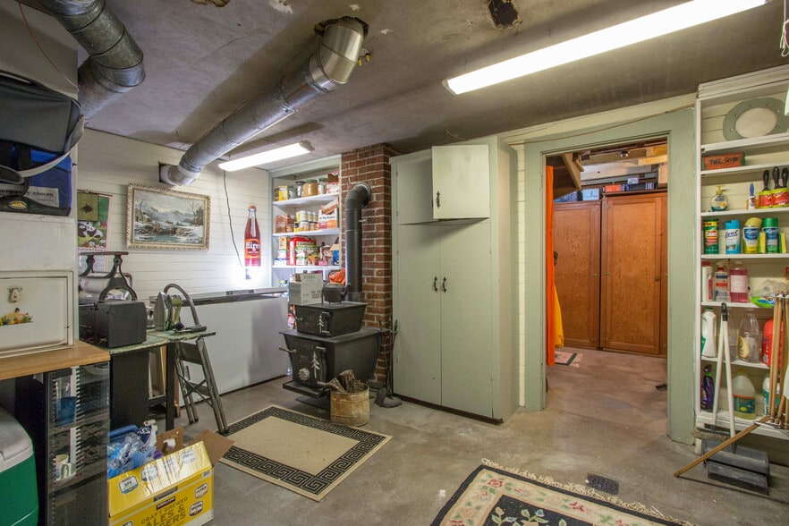 608 W 6th St, The Dalles, OR for sale - Interior Photo - Image 2 of 38