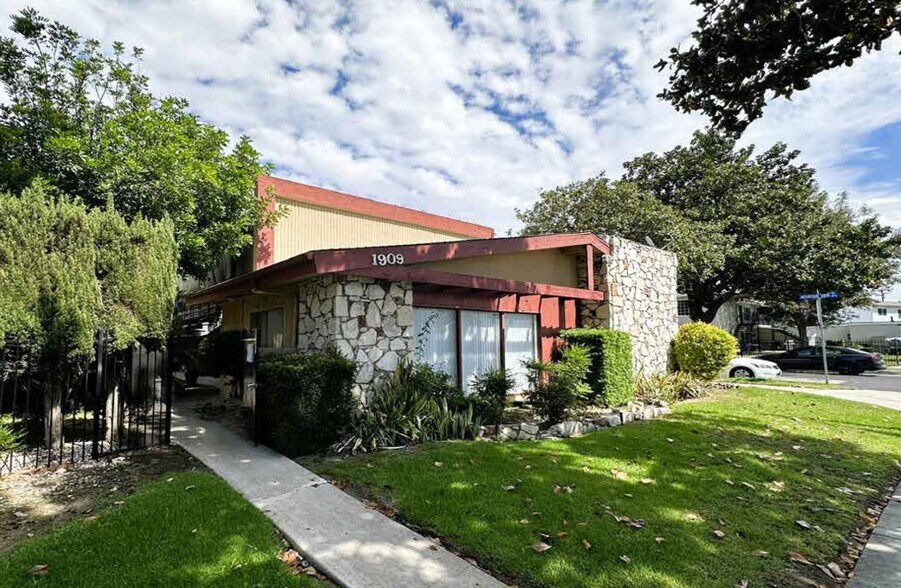 1909 E Wilshire Ave, Fullerton, CA à vendre - Photo du bâtiment - Image 1 de 15