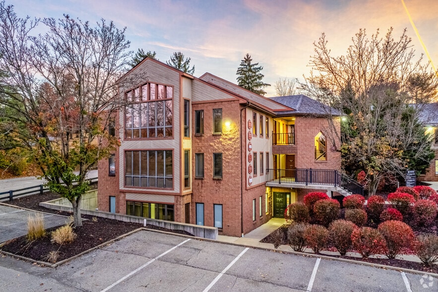 2555 Washington Rd, Pittsburgh, PA à louer - Photo du bâtiment - Image 3 de 23