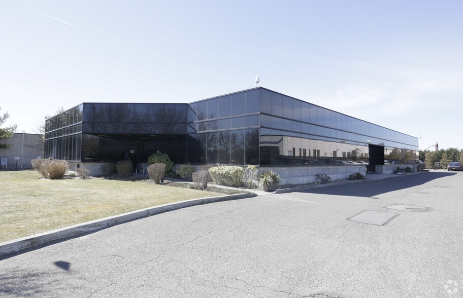 550 Johnson Ave, Bohemia, NY for sale - Building Photo - Image 3 of 4