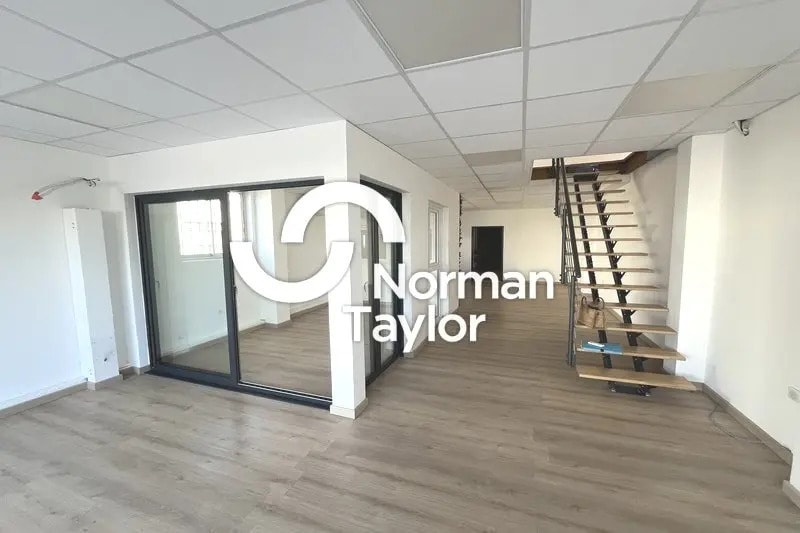 Flex in Mauguio for lease - Interior Photo - Image 1 of 6