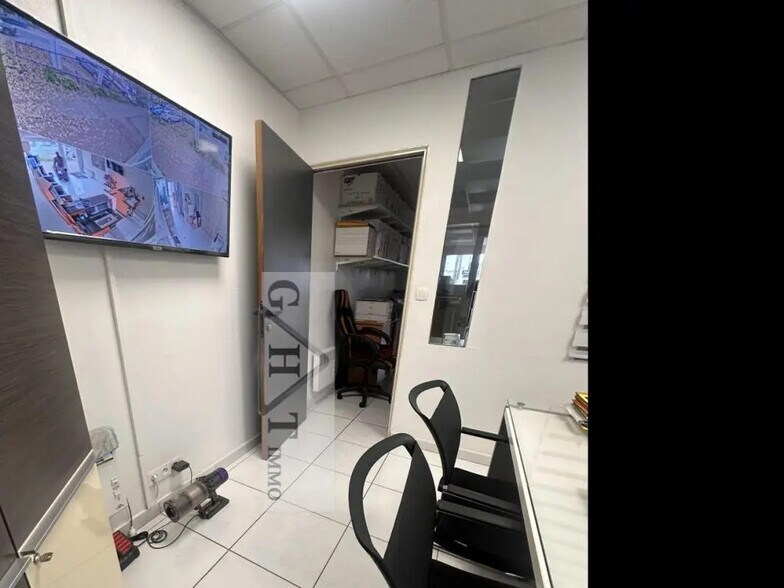 Retail in Créteil for lease - Interior Photo - Image 3 of 5