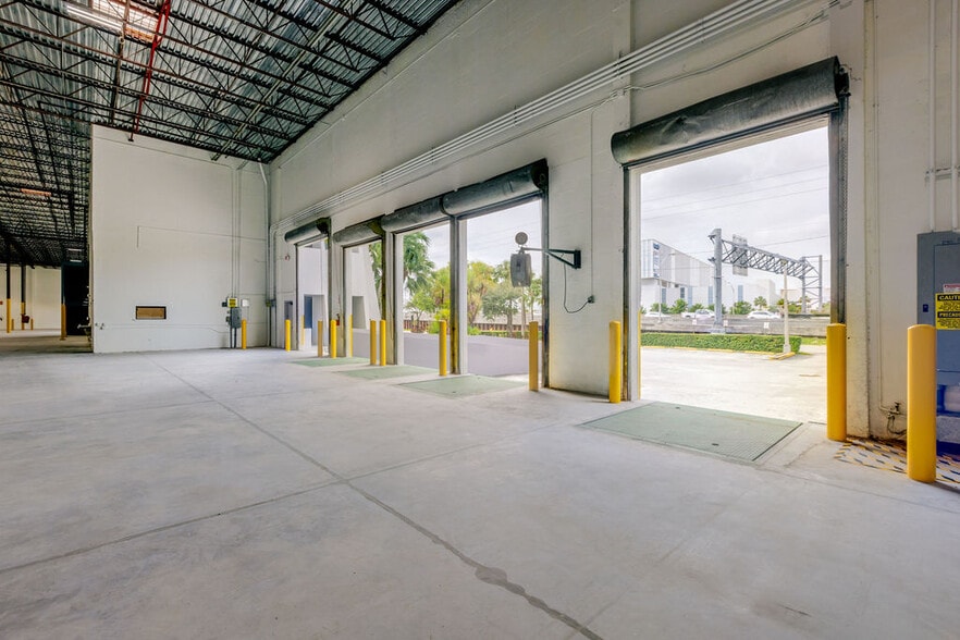 2875 NW 77th Ave, Miami, FL for lease - Building Photo - Image 1 of 28