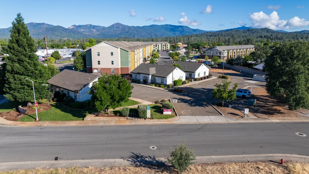 3570 Santa Rosa Way, Redding, CA à louer - Photo du bâtiment - Image 2 de 5