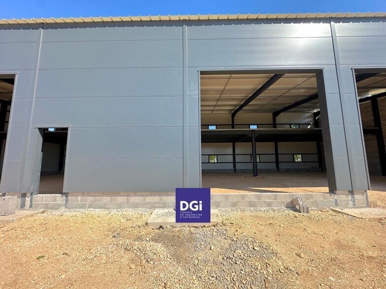 Office in Nîmes for lease - Building Photo - Image 2 of 8