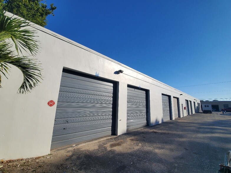 3161-3181 NE 5th Ave, Oakland Park, FL for lease - Building Photo - Image 3 of 8