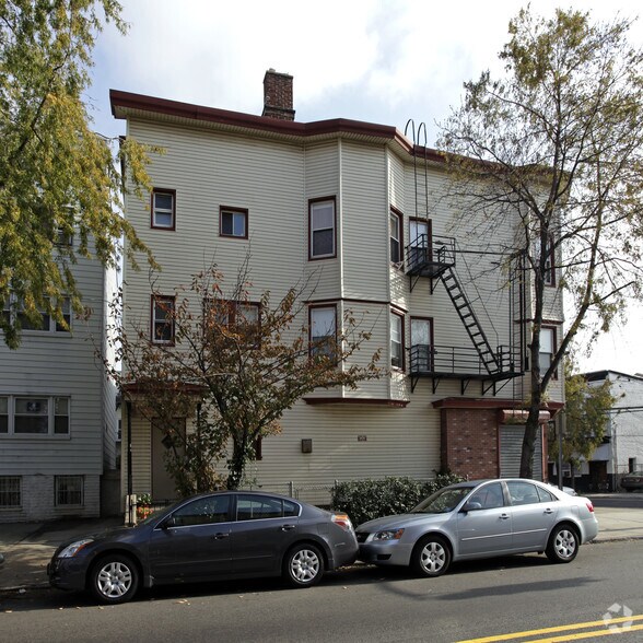151 Chestnut Ave, Jersey City, NJ à louer - Photo du bâtiment - Image 2 de 2
