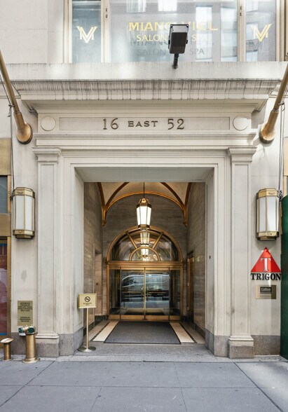 16 E 52nd St, New York, NY à louer - Photo du bâtiment - Image 2 de 8