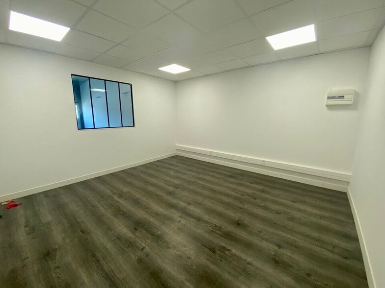 Office in Bordeaux for lease - Interior Photo - Image 3 of 4