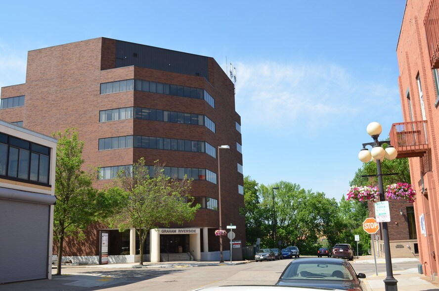 402 Graham Ave, Eau Claire, WI for lease - Building Photo - Image 2 of 5