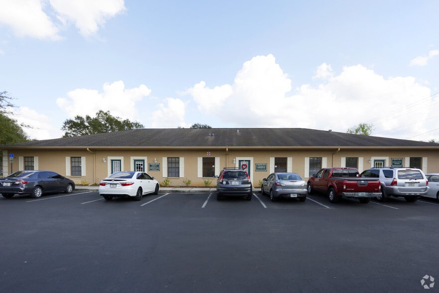 8909 Regents Park Dr, Tampa, FL for lease - Primary Photo - Image 1 of 41