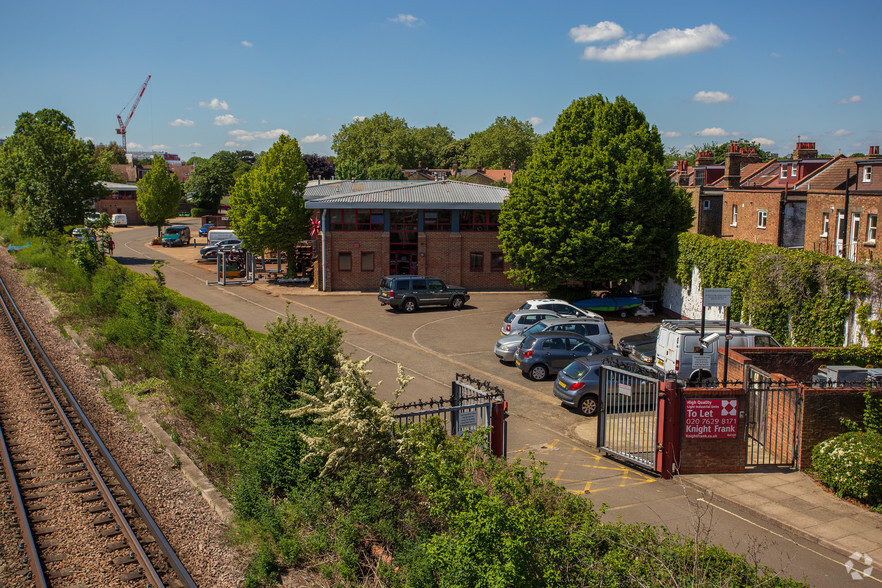 1-7 Moor Mead Rd, Twickenham for lease - Primary Photo - Image 1 of 6