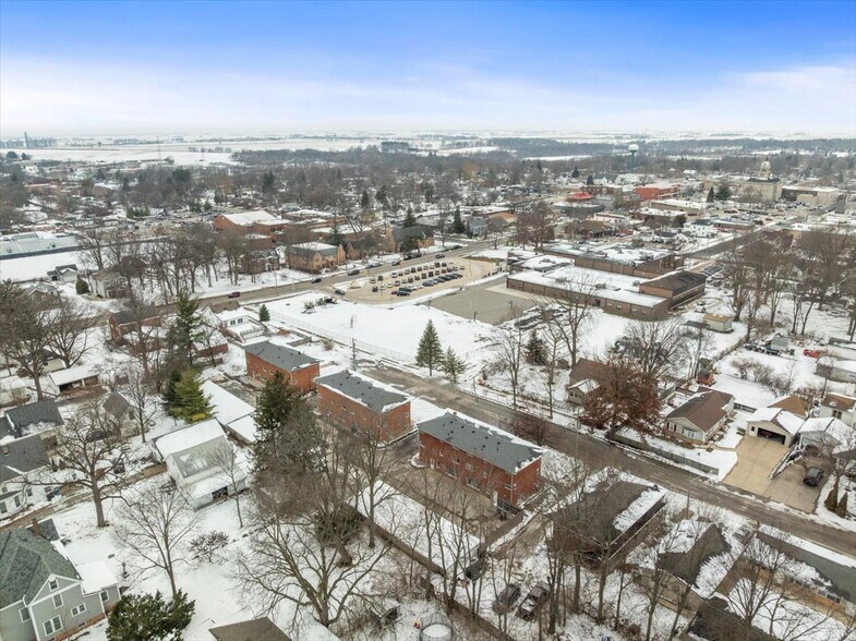 218 Carolyn Ln, Eureka, IL à vendre - Photo du bâtiment - Image 2 de 5