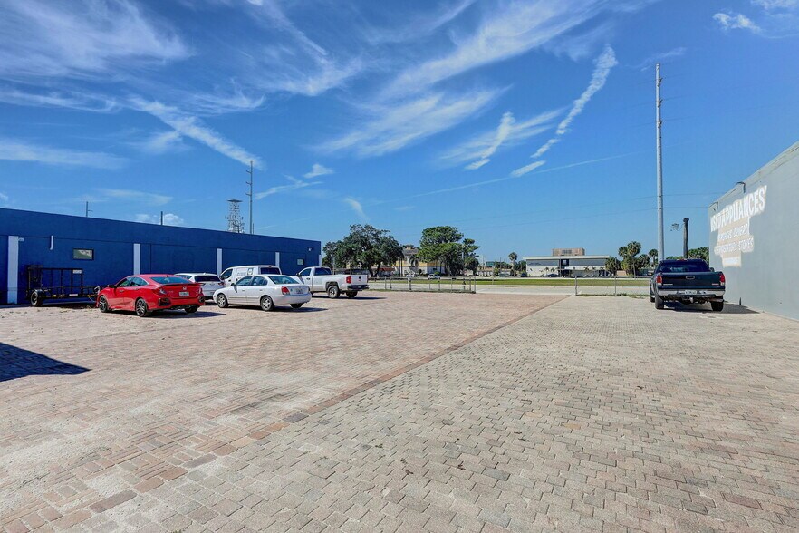 519 Delaware Ave, Fort Pierce, FL à louer - Photo du bâtiment - Image 3 de 39