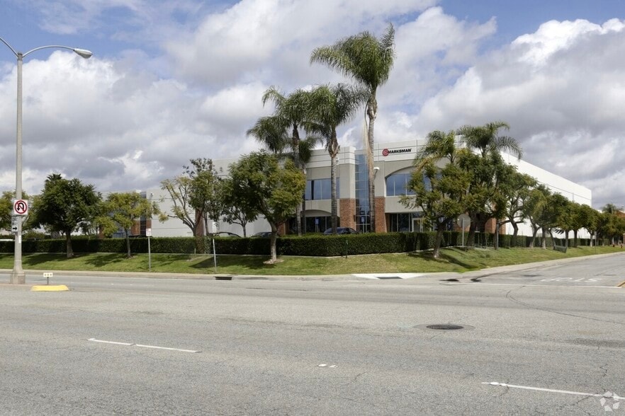 10646-10658 Bloomfield Ave, Santa Fe Springs, CA for lease - Building Photo - Image 1 of 4
