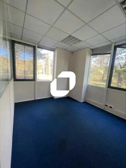 Office in Eybens for lease - Interior Photo - Image 3 of 9