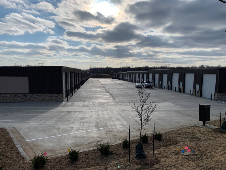 9501 NE 76th St, Kansas City, MO à louer - Photo du bâtiment - Image 1 de 9